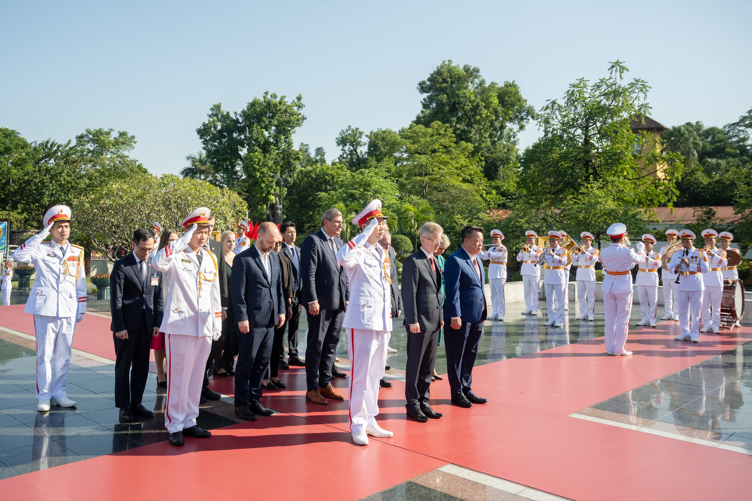 הנחת פרחים באנדרטה לגיבורים ולקדושים מעונים