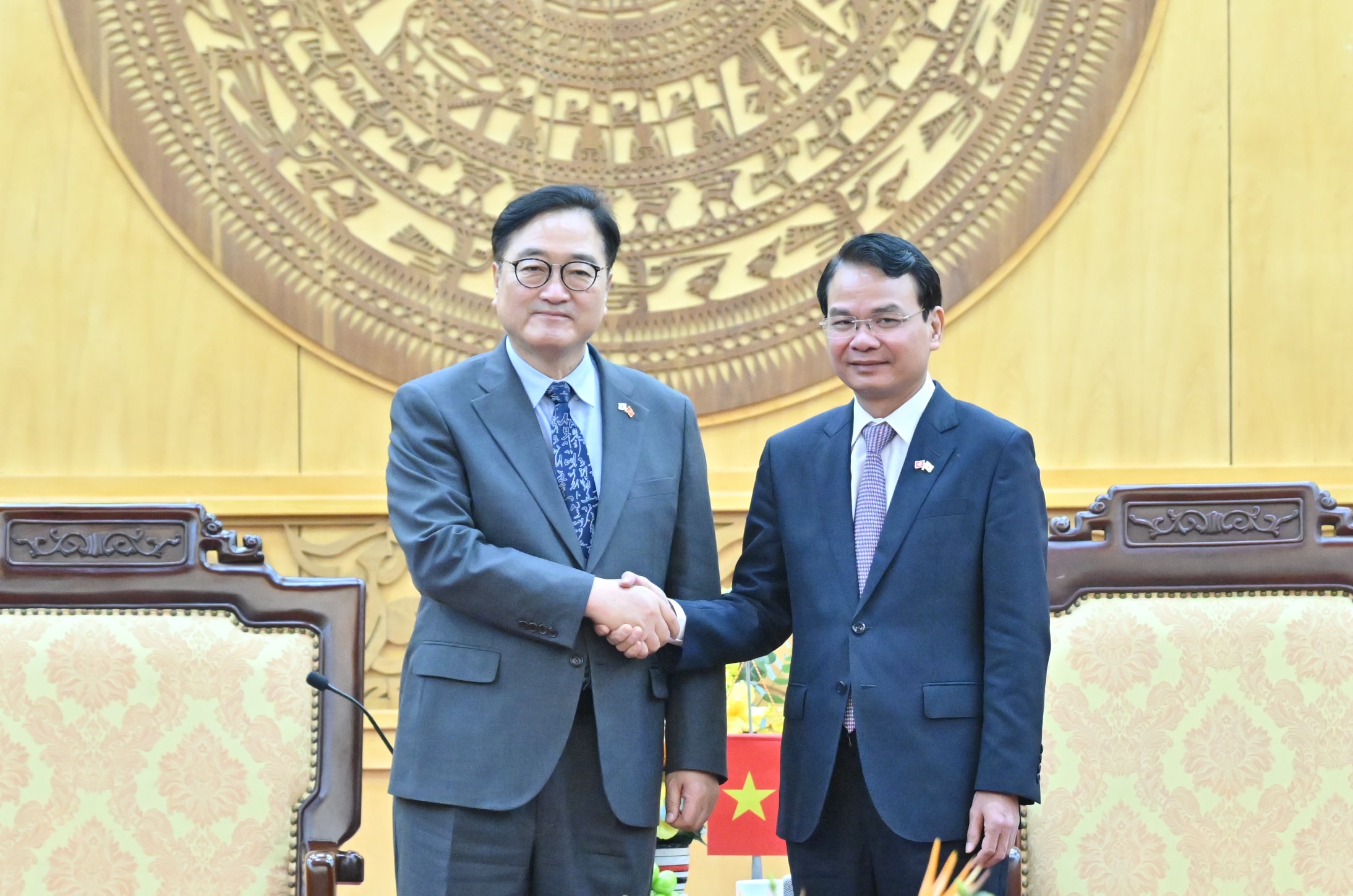 Provincial Party Secretary, Head of the National Assembly Delegation of Ninh Binh province received Chairman of the National Assembly of the Republic of Korea Woo Won ShikVQK_7517