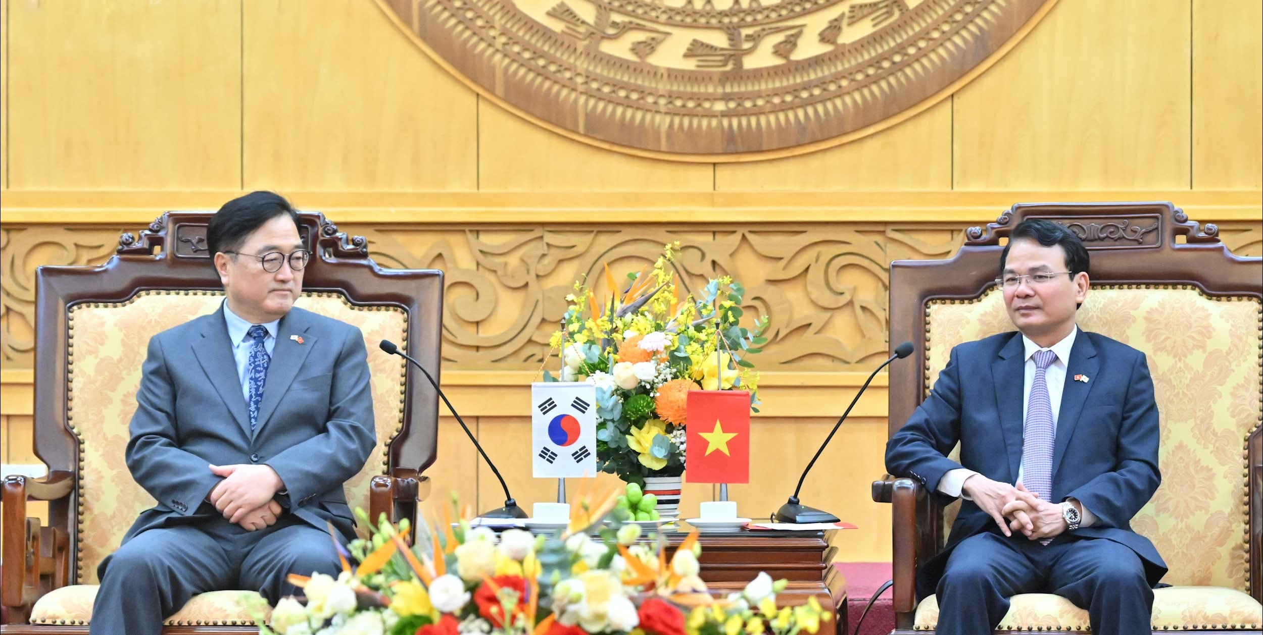 Provincial Party Secretary, Head of the National Assembly Delegation of Ninh Binh province received Chairman of the National Assembly of the Republic of Korea Woo Won ShikVQK_7539