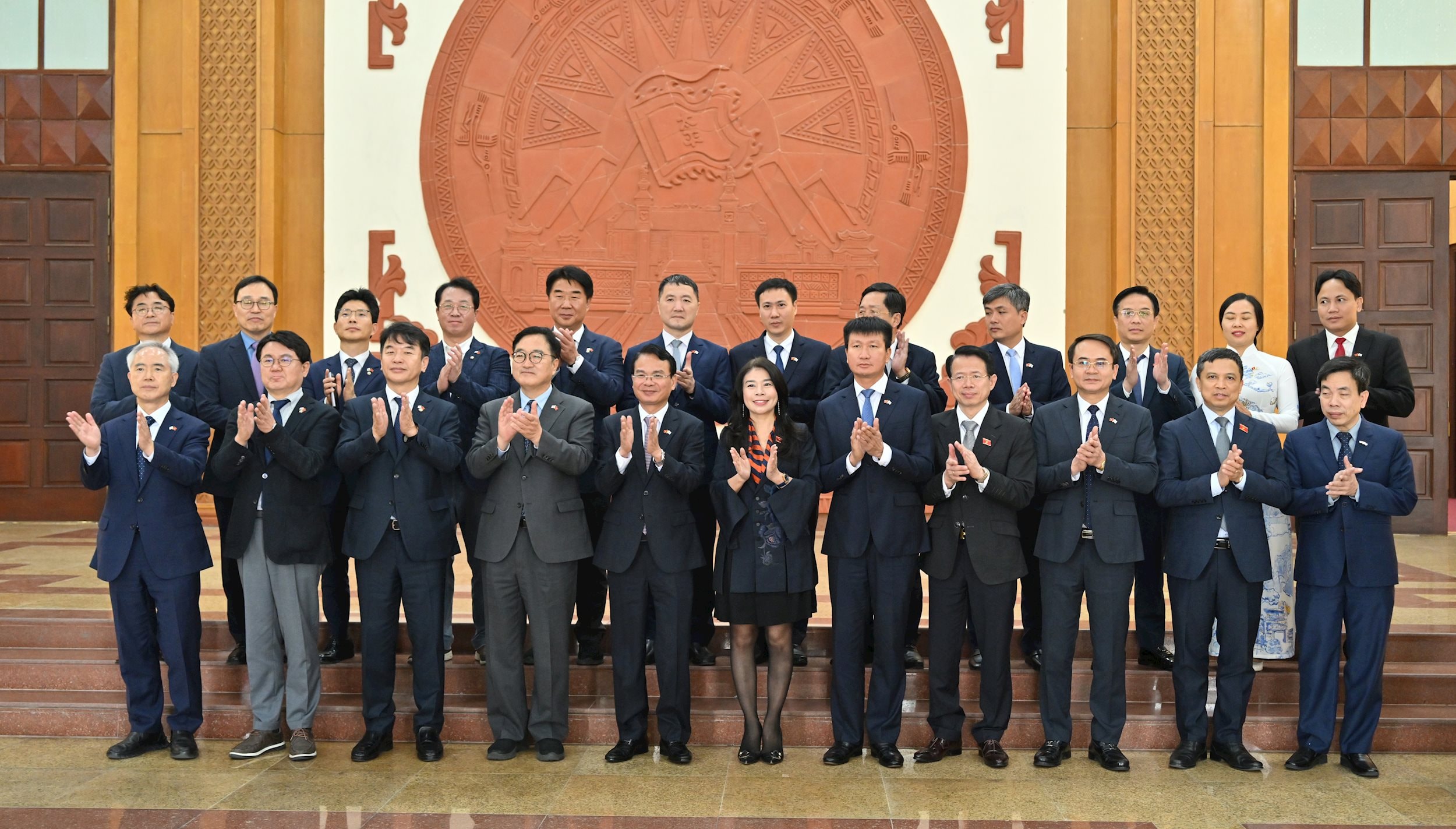 Chairman of the National Assembly of the Republic of Korea Woo Won Shik, Secretary of the Provincial Party Committee, Head of the National Assembly Delegation of Ninh Binh Province Dang Xuan Phong and delegates took a souvenir photoVQK_7602