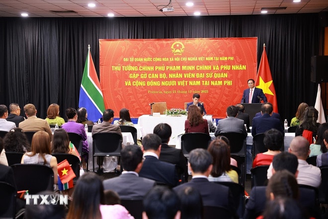 Thủ tướng Phạm Minh Chính phát biểu tại buổi gặp cán bộ, nhân viên Đại sứ quán và cộng đồng người Việt Nam tại Nam Phi. (Ảnh: Dương Giang/TTXVN) ttxvn-thu-tuong-gap-can-bo-dai-su-quan-va-cong-dong-nguoi-viet-nam-tai-nam-phi4.jpg