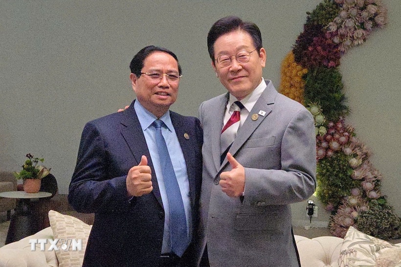 Thủ tướng Phạm Minh Chính gặp Tổng thống Hàn Quốc Lee Jae-myung. (Ảnh: TTXVN phát)