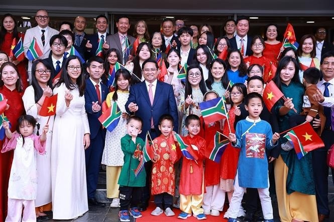 Prime Minister Pham Minh Chinh meets with officials and staff of the Vietnamese Embassy, and members of the Vietnamese community in South Africa on November 21 afternoon (local time). (Photo: VNA)