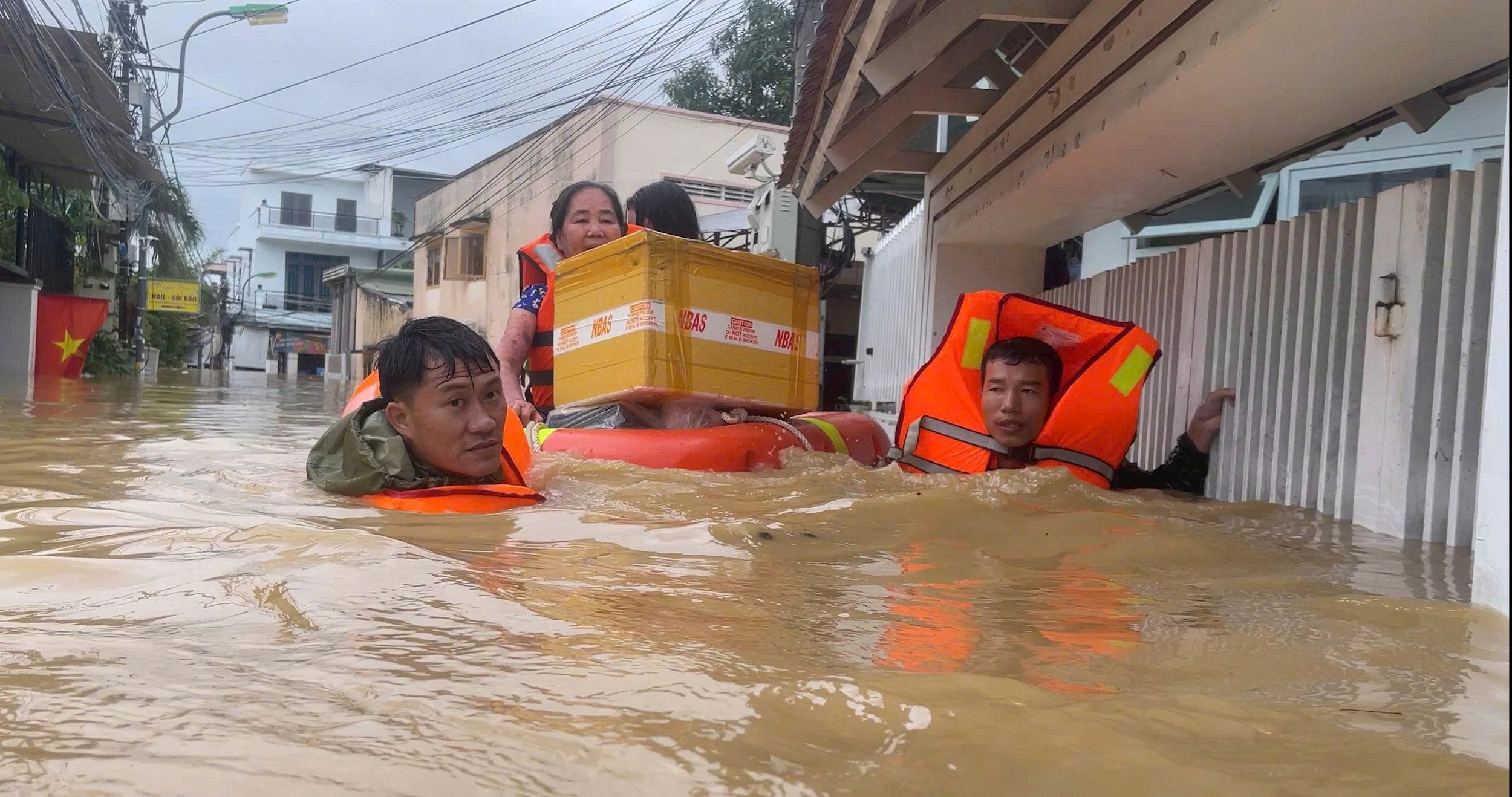 Lực lượng Hải quân hỗ trợ di dời nhân dân trong mưa lũ.