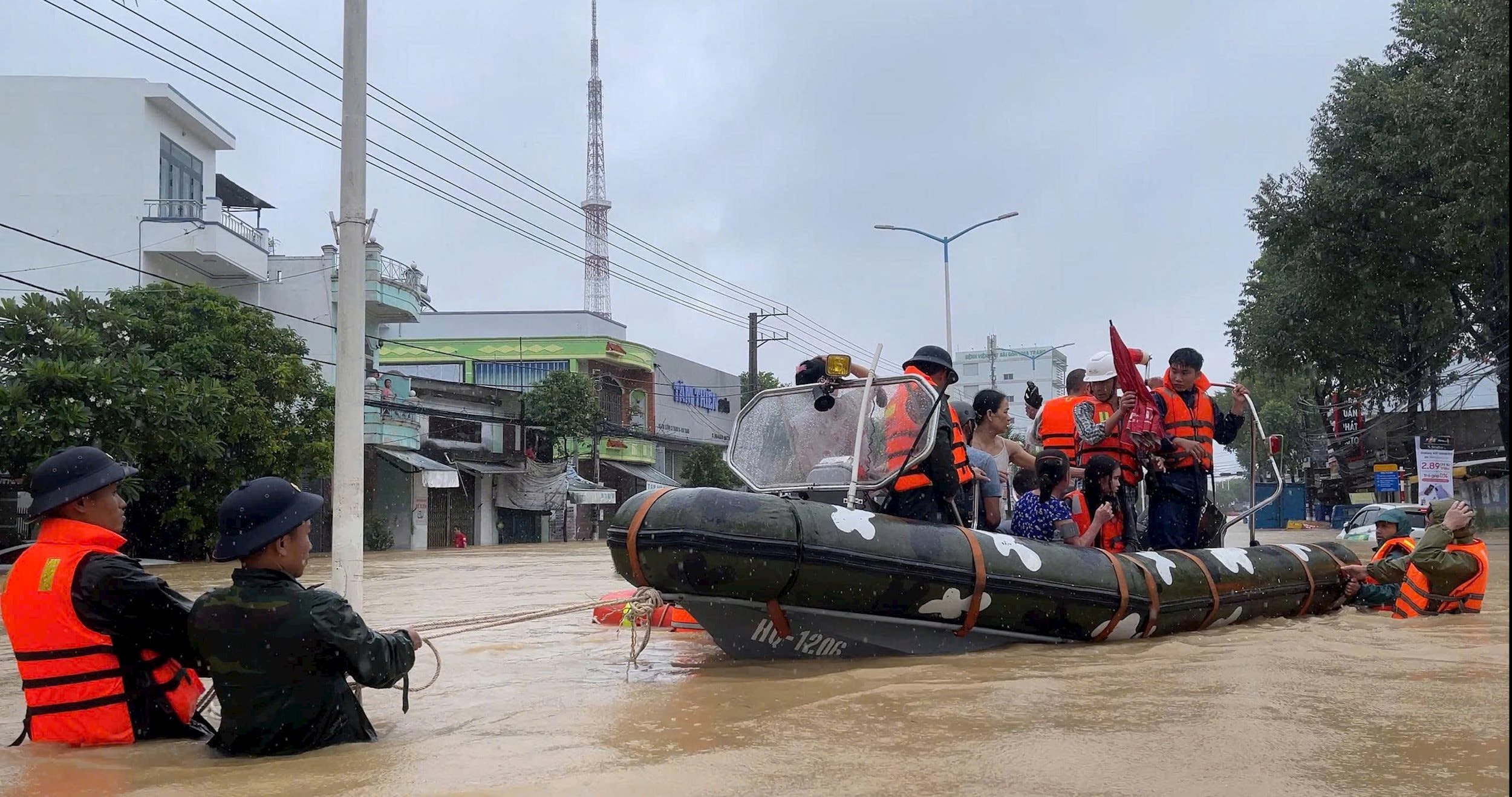 Huy động phương tiện hỗ trợ nhân dân.
