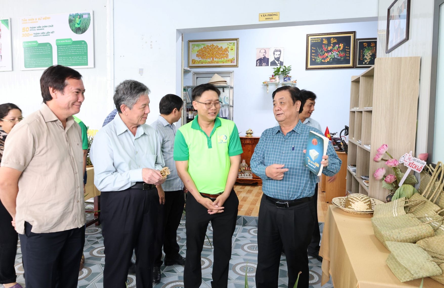 Vicepreședintele Adunării Naționale, Le Minh Hoan, vizitează cooperativa agricolă de înaltă tehnologie Kim Phat