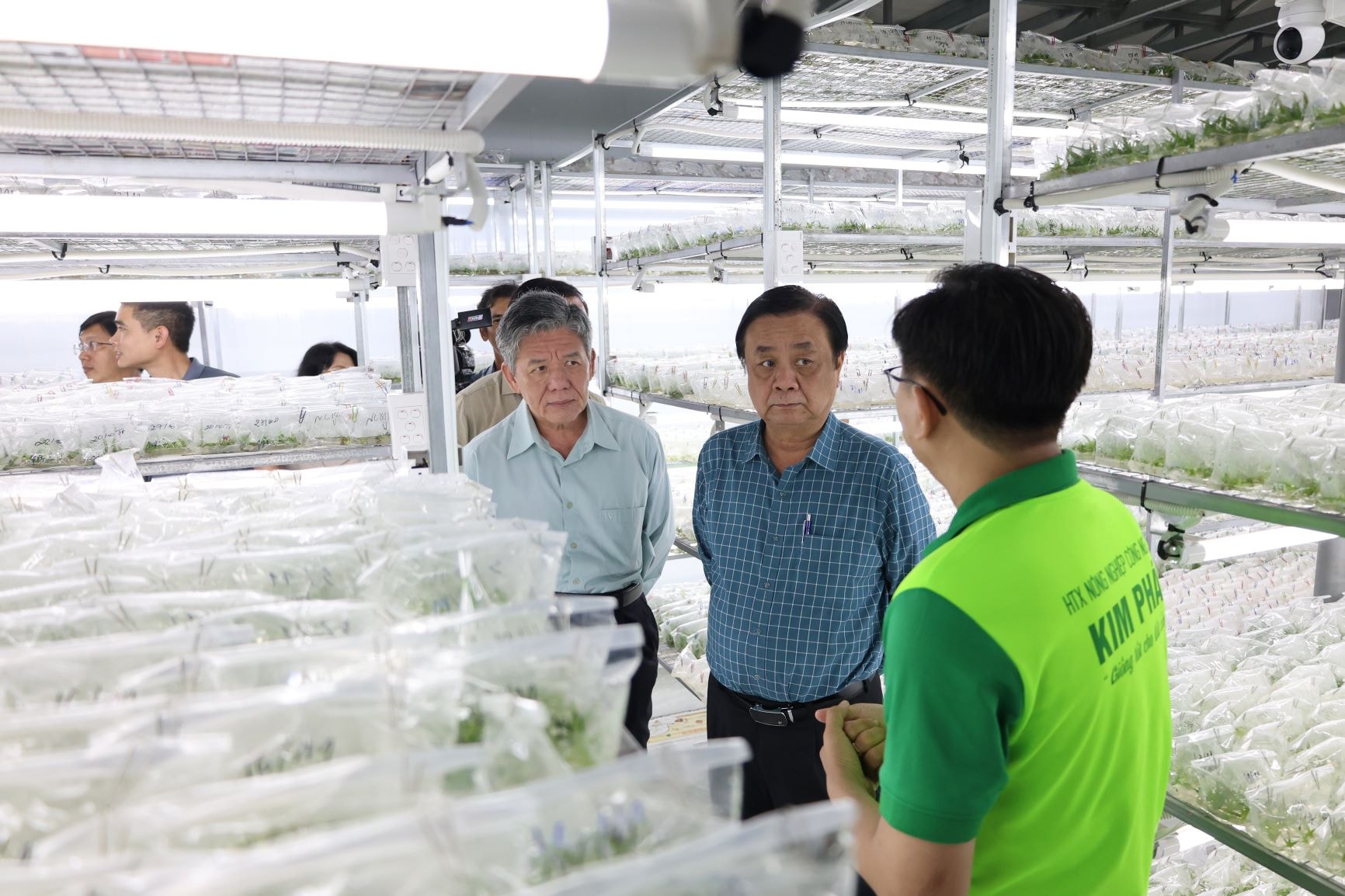 Vizitați zona de cultură a țesuturilor a Cooperativei Agricole de Înaltă Tehnologie Kim Phat