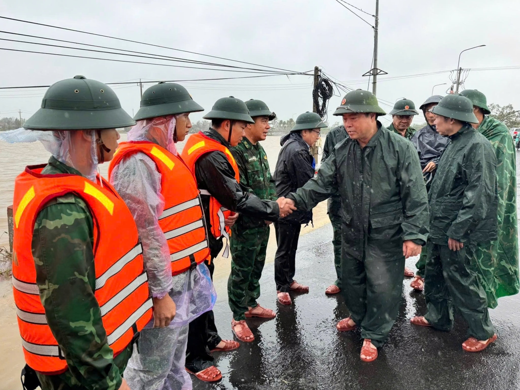 Phó Tư lệnh Bộ đội Biên phòng, Thiếu tướng Trần Ngọc Hữu và đoàn công tác kiểm tra công tác khắc phục hậu quả sau mưa lũ tại Đắk Lắk.