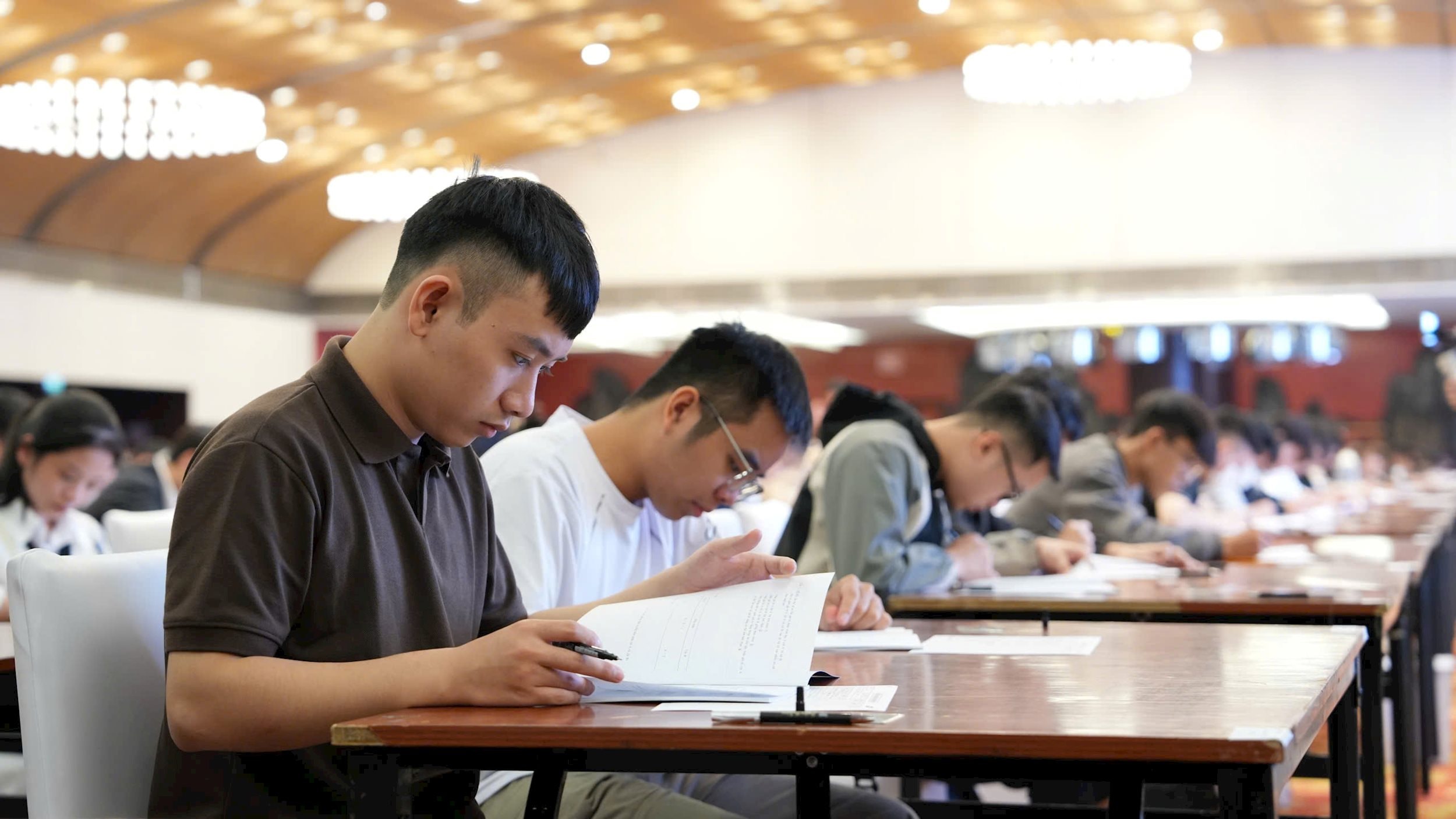 4. Các ứng viên tập trung làm bài thi