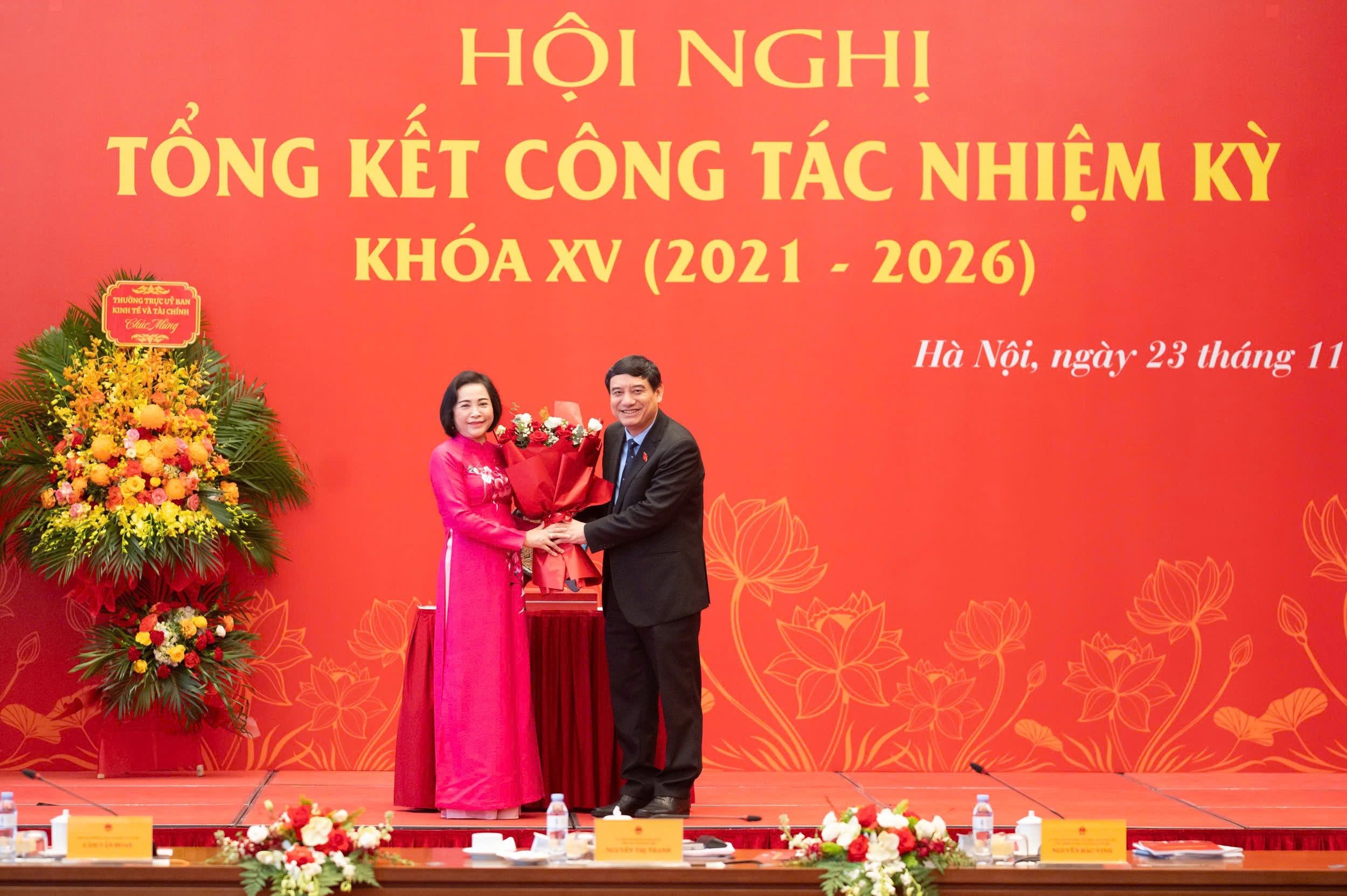 Vicepreședintele Adunării Naționale a declarat că, în activitatea de elaborare a legilor, nu doar limitată la activitățile legislative ale Adunării Naționale, ci și prin consultarea și emiterea de opinii cu privire la politicile majore ale Comitetului Central, Comitetul demonstrează întotdeauna o viziune strategică, o acoperire cuprinzătoare, pentru interesele naționale, drepturile și interesele legitime și legale ale poporului; întotdeauna exemplar în menținerea spiritului de responsabilitate, abordând proactiv și pregătindu-se „din timp, de la distanță”, depunând eforturi pentru îmbunătățirea calității și asigurarea progresului lucrărilor.