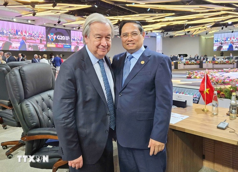 Nhân chuyến tham dự Hội nghị Thượng đỉnh G20 tại Nam Phi, sáng 23/11/2025 giờ địa phương (trưa cùng ngày, giờ Hà Nội), Thủ tướng Phạm Minh Chính gặp Tổng thư ký Liên hợp quốc Antonio Guterres. (Ảnh: Dương Giang/TTXVN)