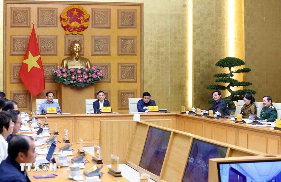 Các Phó Thủ tướng Chính phủ, lãnh đạo các bộ ngành, địa phương, cơ quan, Ban Chỉ đạo Phòng thủ dân sự Quốc gia tham dự cuộc họp tại điểm cầu trụ sở Chính phủ và các địa phương. (Ảnh: Phạm Kiên/TTXVN)