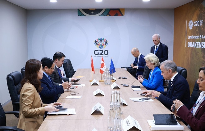 At the meeting between Vietnamese Prime Minister Pham Minh Chinh (second, left), Canadian PM Mark Carney (second, right) and President of the European Commission (EC) Ursula von der Leyen (third, right). (Photo: VNA) meeting.jpg