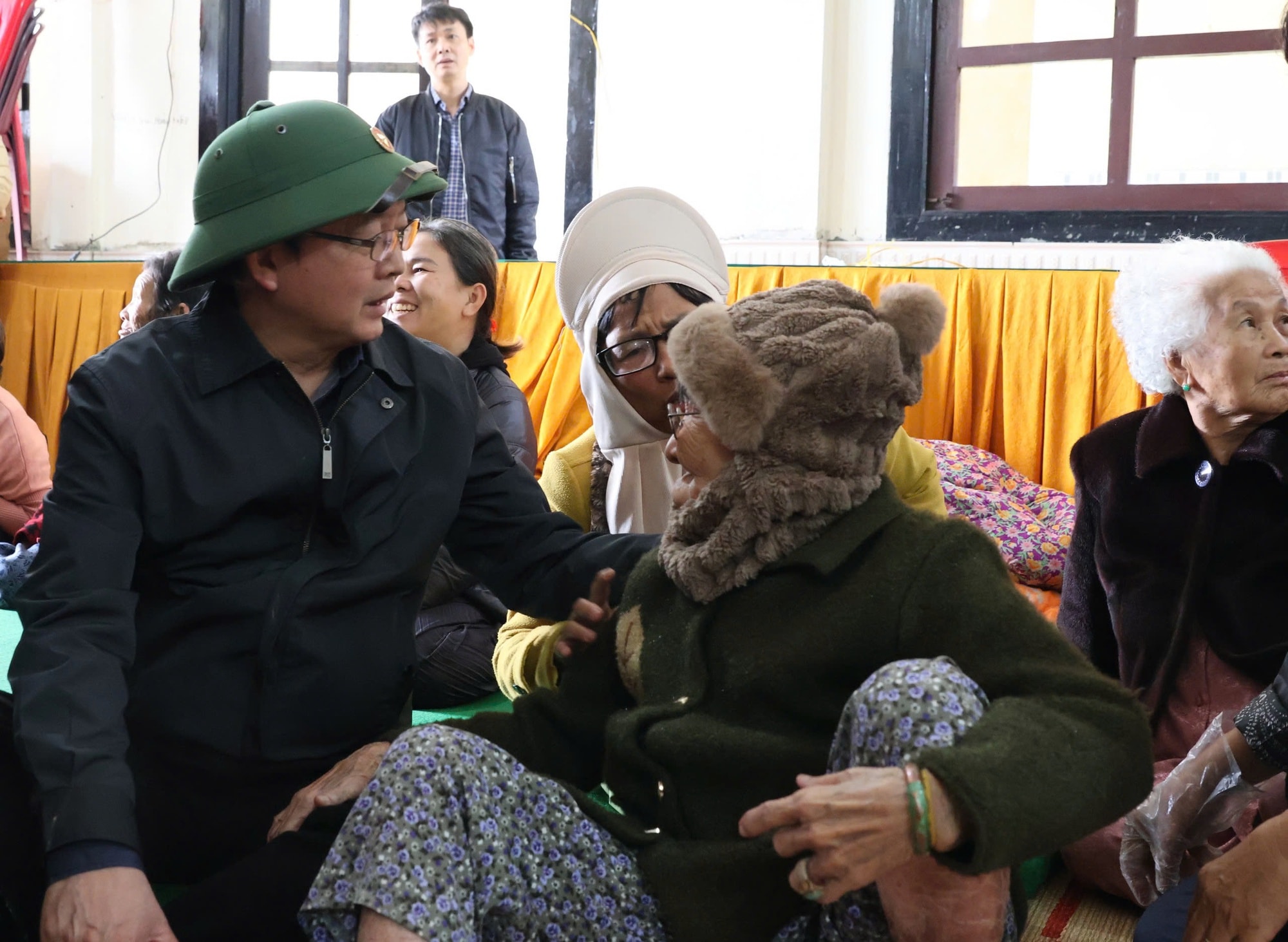 Phó Thủ tướng Hồ Quốc Dũng thăm hỏi, động viên các hộ dân bị ảnh hưởng - Ảnh Gia Huy
