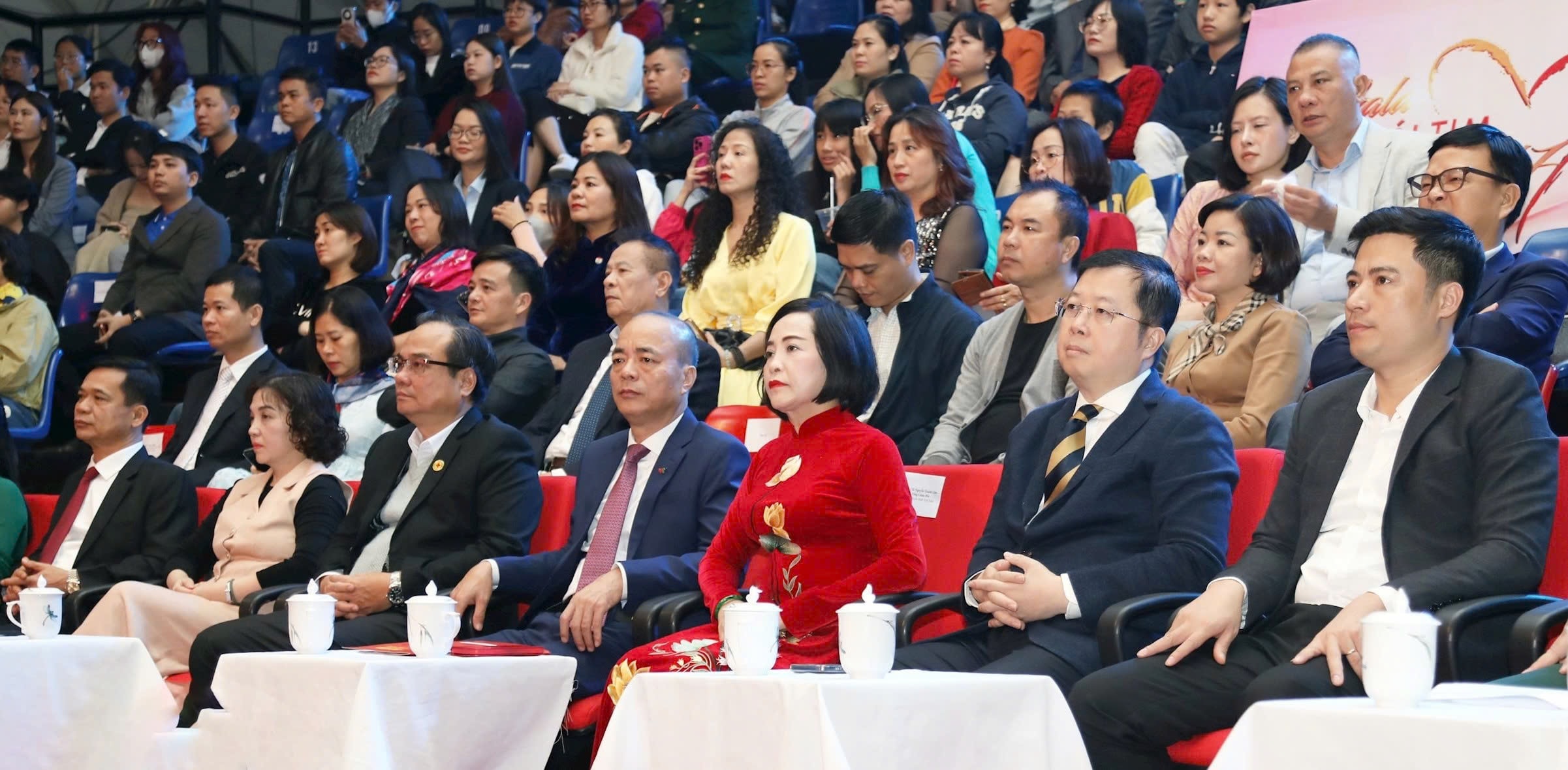 La vice-présidente de l'Assemblée nationale, Nguyen Thi Thanh, et les délégués participant au programme « Gala des 17 ans de Cœur pour les Enfants »