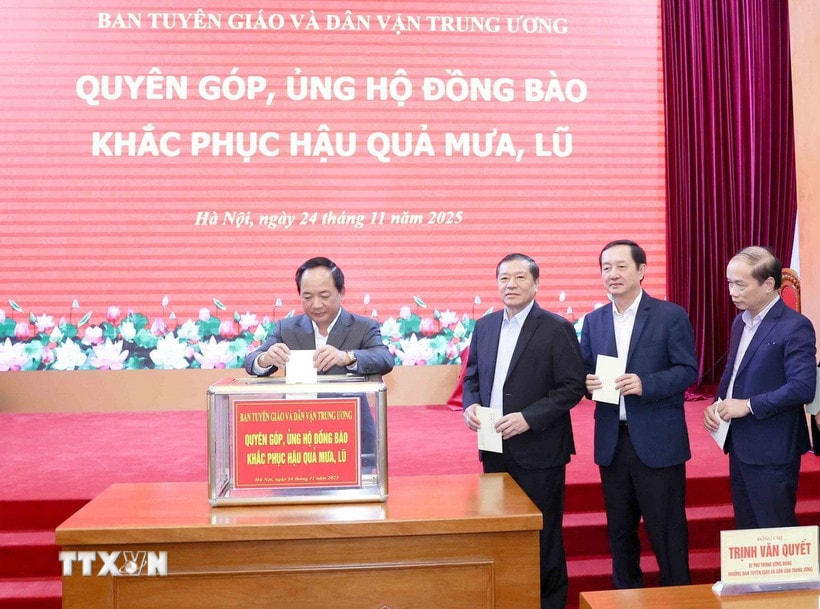 Đồng chí Trịnh Văn Quyết, Bí thư Trung ương Đảng, Trưởng Ban Tuyên giáo và Dân vận Trung ương cùng các đồng chí lãnh đạo Ban quyên góp, ủng hộ đồng bào khắc phục hậu quả bão lũ. (Ảnh: Phương Hoa/TTXVN)