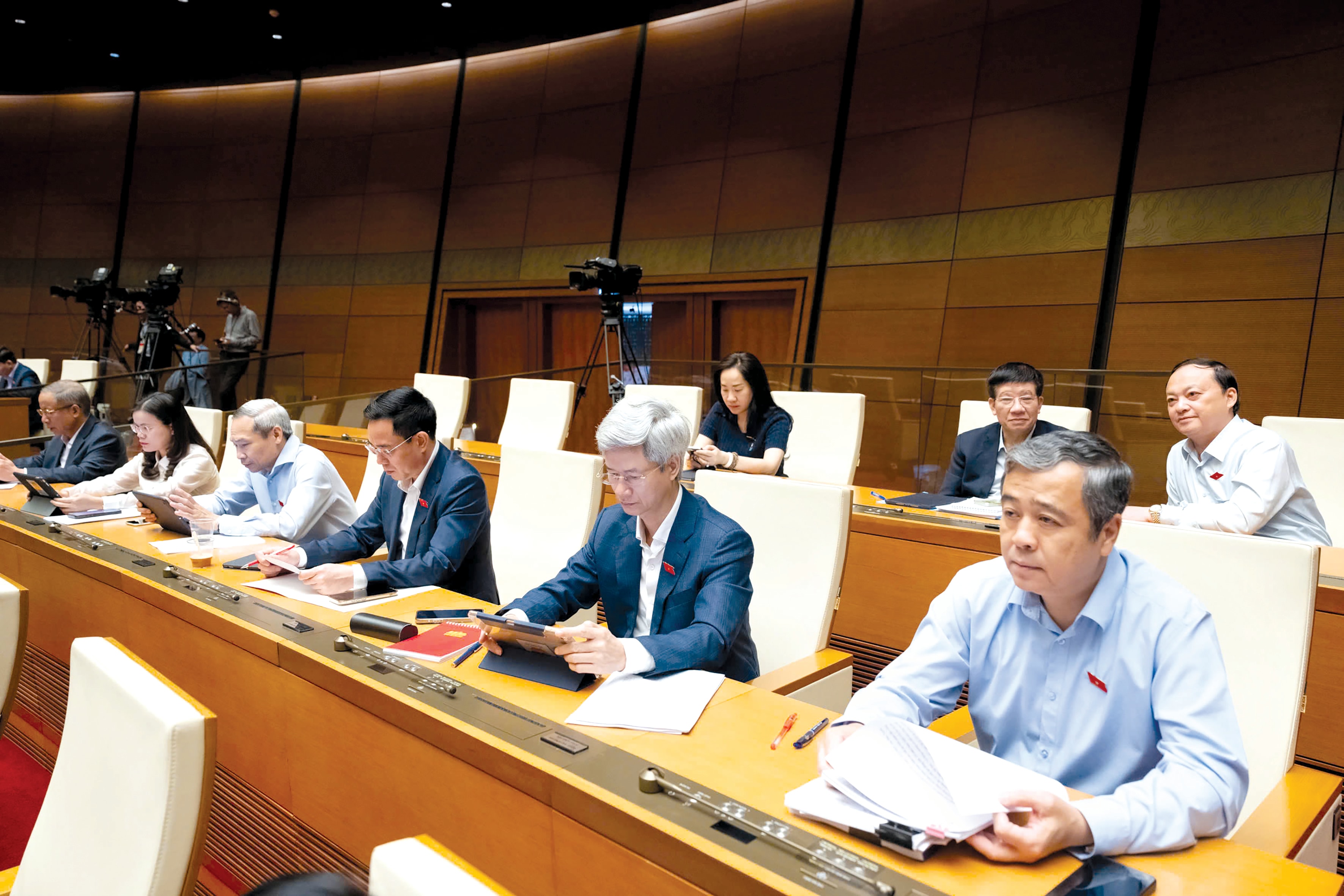 ບັນດາຜູ້ແທນສະພາແຫ່ງຊາດເຂົ້າຮ່ວມຢູ່ຫໍ 2