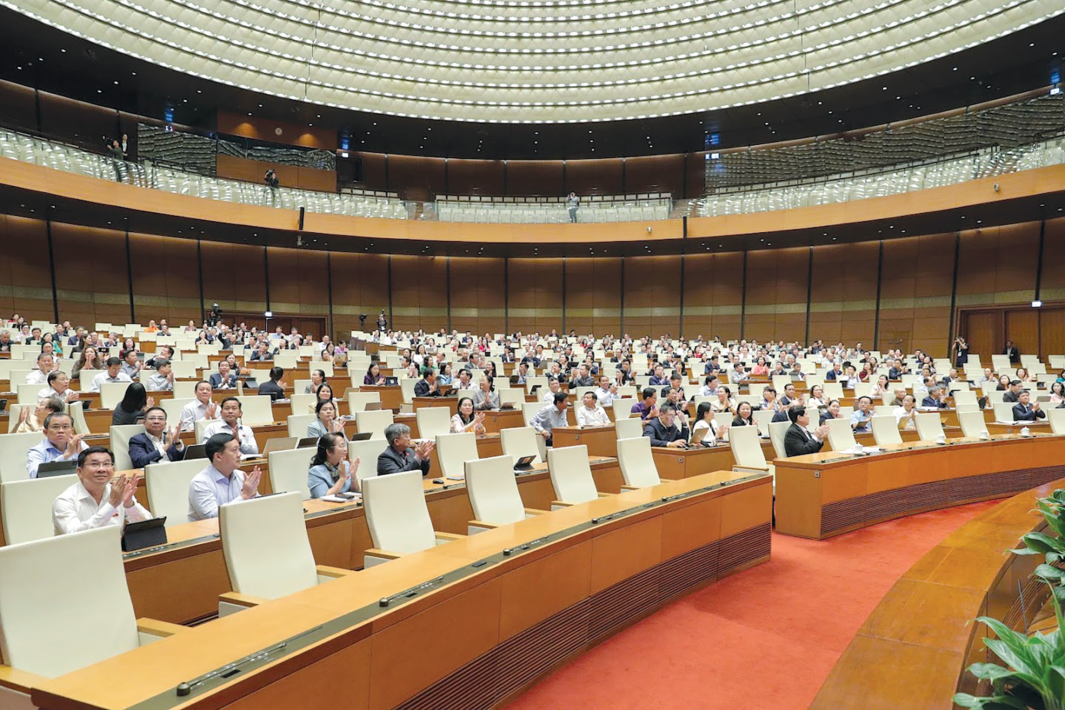 ບັນດາ​ຜູ້​ແທນ​ສະ​ແດງ​ຄວາມ​ຊົມ​ເຊີຍ​ຕໍ່​ການ​ຕ້ອນຮັບ​ປະທານາທິບໍດີ ອາ​ຟຣິກາ​ໃຕ້ ທີ່​ເຂົ້າ​ຮ່ວມ​ກອງ​ປະຊຸມ​ສະພາ​ແຫ່ງ​ຊາດ.