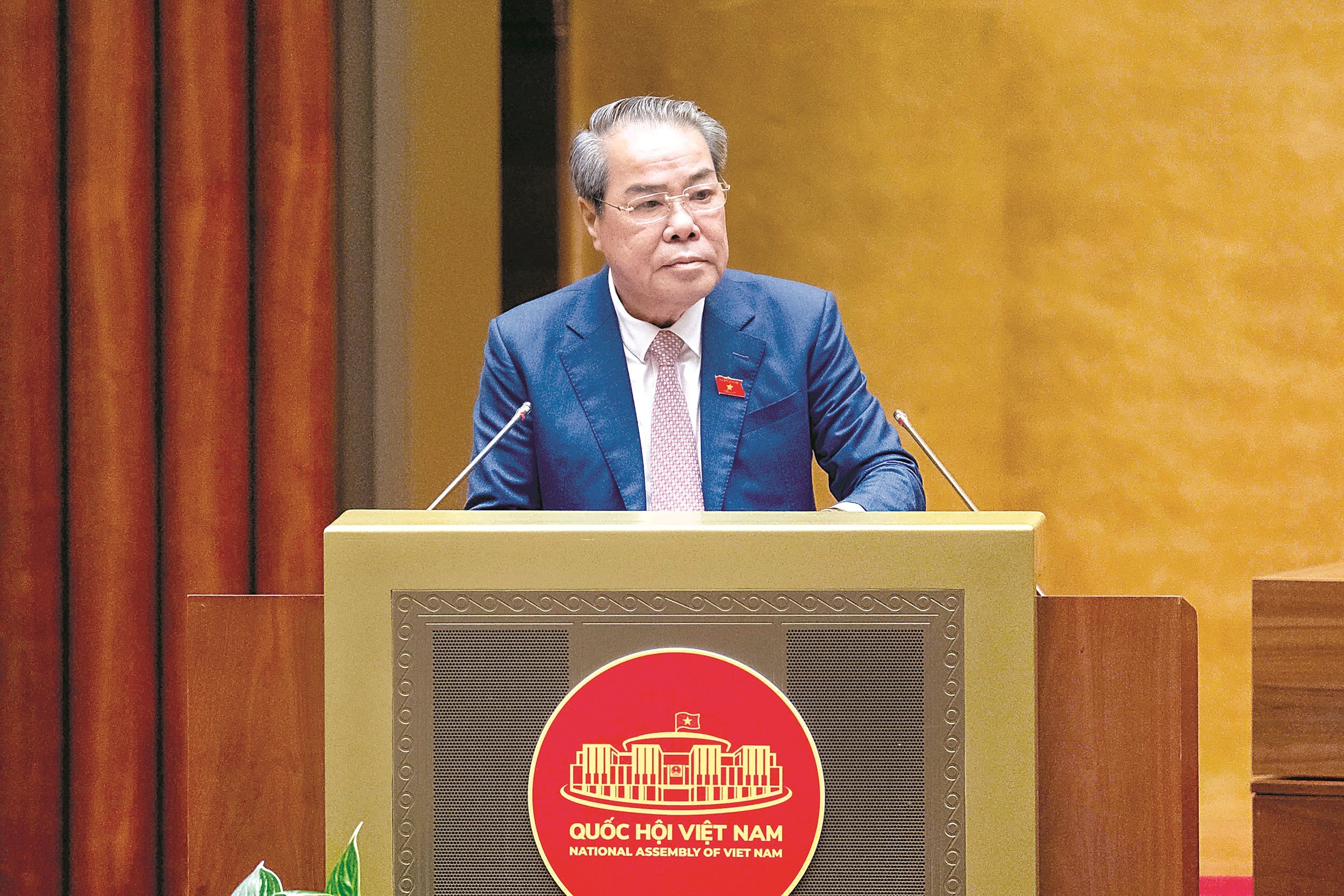 ທ່ານ​ປະ​ທານ​ຄະ​ນະ​ກຳ​ມະ​ການ​ຊີ້​ນຳ​ປະ​ຊາ​ຊົນ ດ່ັງ​ແທ່ງ​ບິ່ງ ໄດ້​ສະ​ເໜີ​ບົດ​ລາຍ​ງານ​ສະ​ຫຼຸບ​ກ່ຽວ​ກັບ​ການ​ອະ​ທິ​ບາຍ, ຮັບ​ຮອງ ແລະ ປັບ​ປຸງ​ຮ່າງ​ກົດ​ໝາຍ.