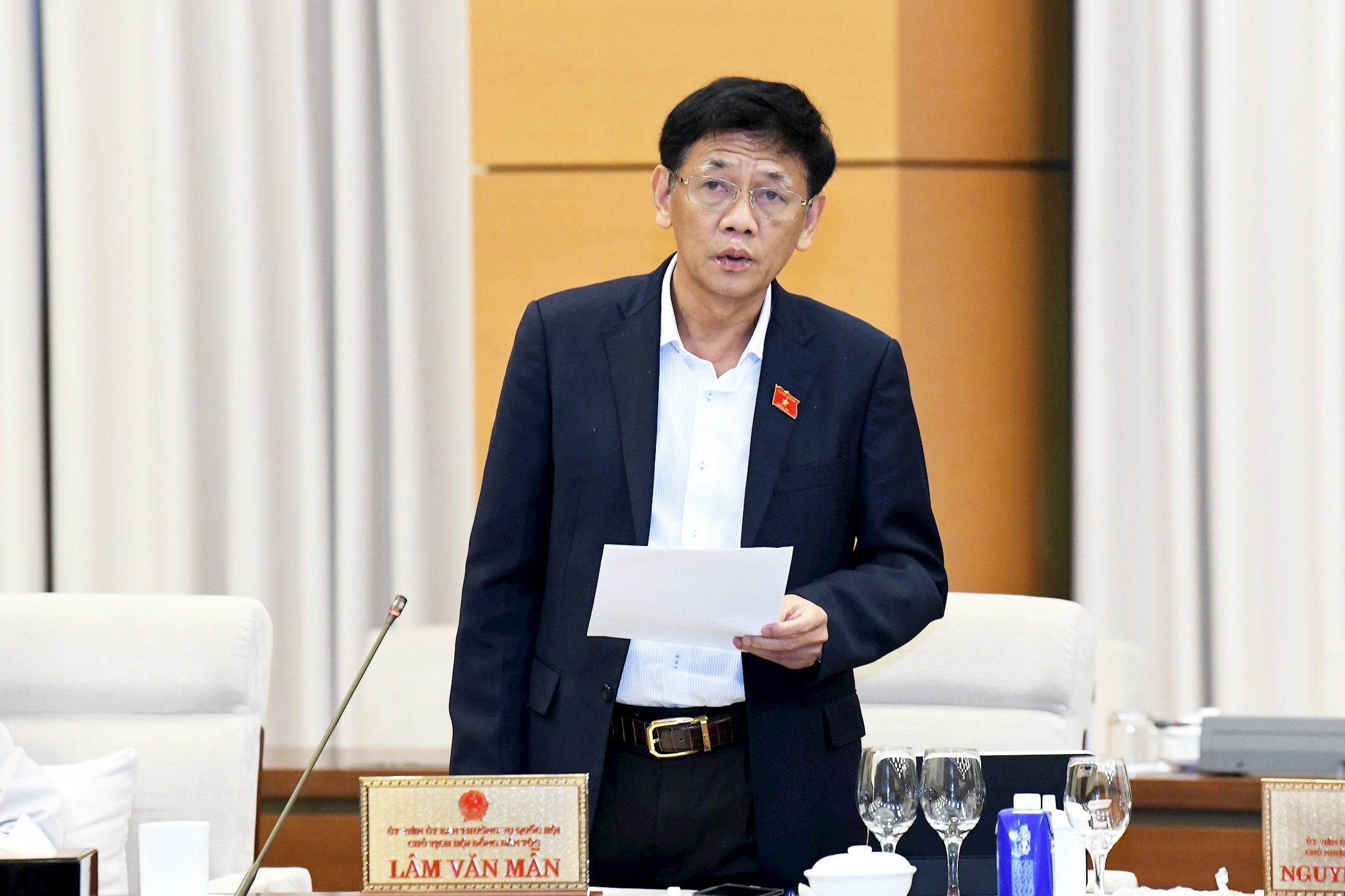 Chủ tịch Hội đồng Dân tộc Lâm Văn Mẫn trình bày Báo cáo tóm tắt thẩm tra Tờ trình của Chính phủ. Ảnh: Lâm Hiển