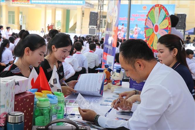 Đại diện đơn vị tuyển dụng lao động đi làm việc ở nước ngoài tư vấn cho học sinh xã Ba Xa. Ảnh Phạm Cường