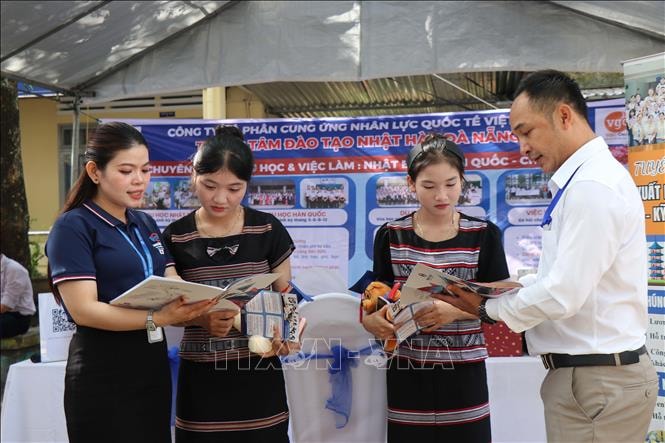 Đại diện đơn vị tuyển dụng lao động đi làm việc ở nước ngoài tư vấn cho học sinh xã Ba Xa. Ảnh Phạm Cường1