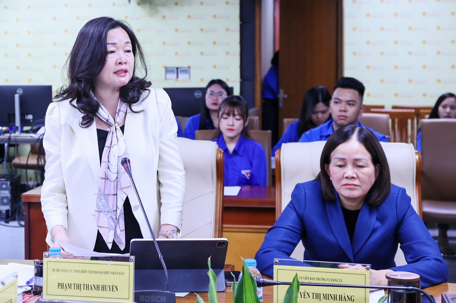 پارٹی کے سکریٹری اور عوامی نمائندہ اخبار کے چیف ایڈیٹر فام تھی تھان ہیوین نے کانگریس کو ہدایت دیتے ہوئے ایک تقریر کی۔ تصویر: مان ہنگ