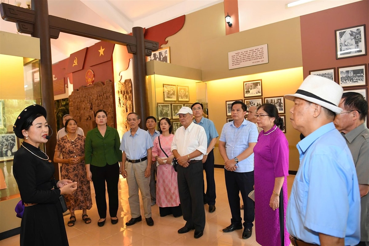 doan-lang-nghe-thuyet-minh-ve-khu-di-tich-ban-thuong-truc-quoc-hoi.jpg