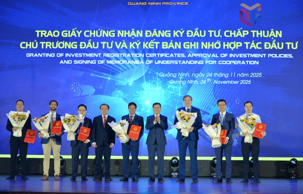 Trao giấy chứng nhận cho 7 dự án.