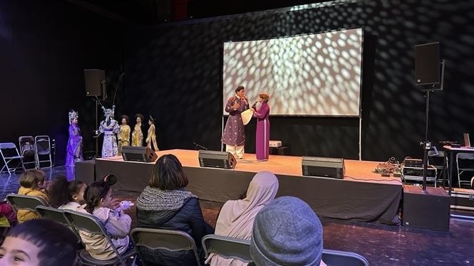 An art performance at the “Festival of Solidarity” held in Cergy (Photo: VNA)