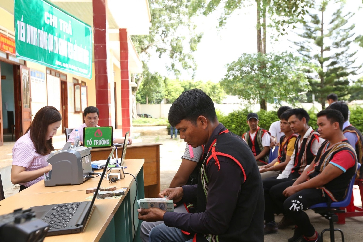 Người dân trồng rừng đi nhận chi trả tiền Dịch vụ môi trường rừng.
