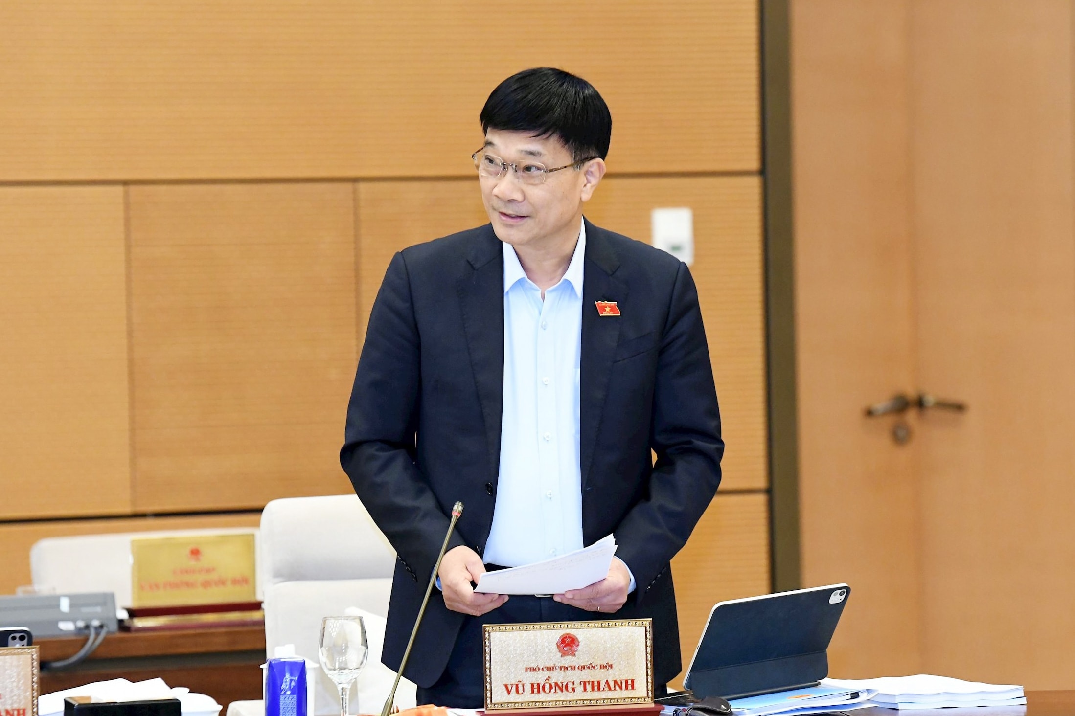 Wakil Ketua Majelis Nasional Vu Hong Thanh memimpin rapat. Foto: Lam Hien