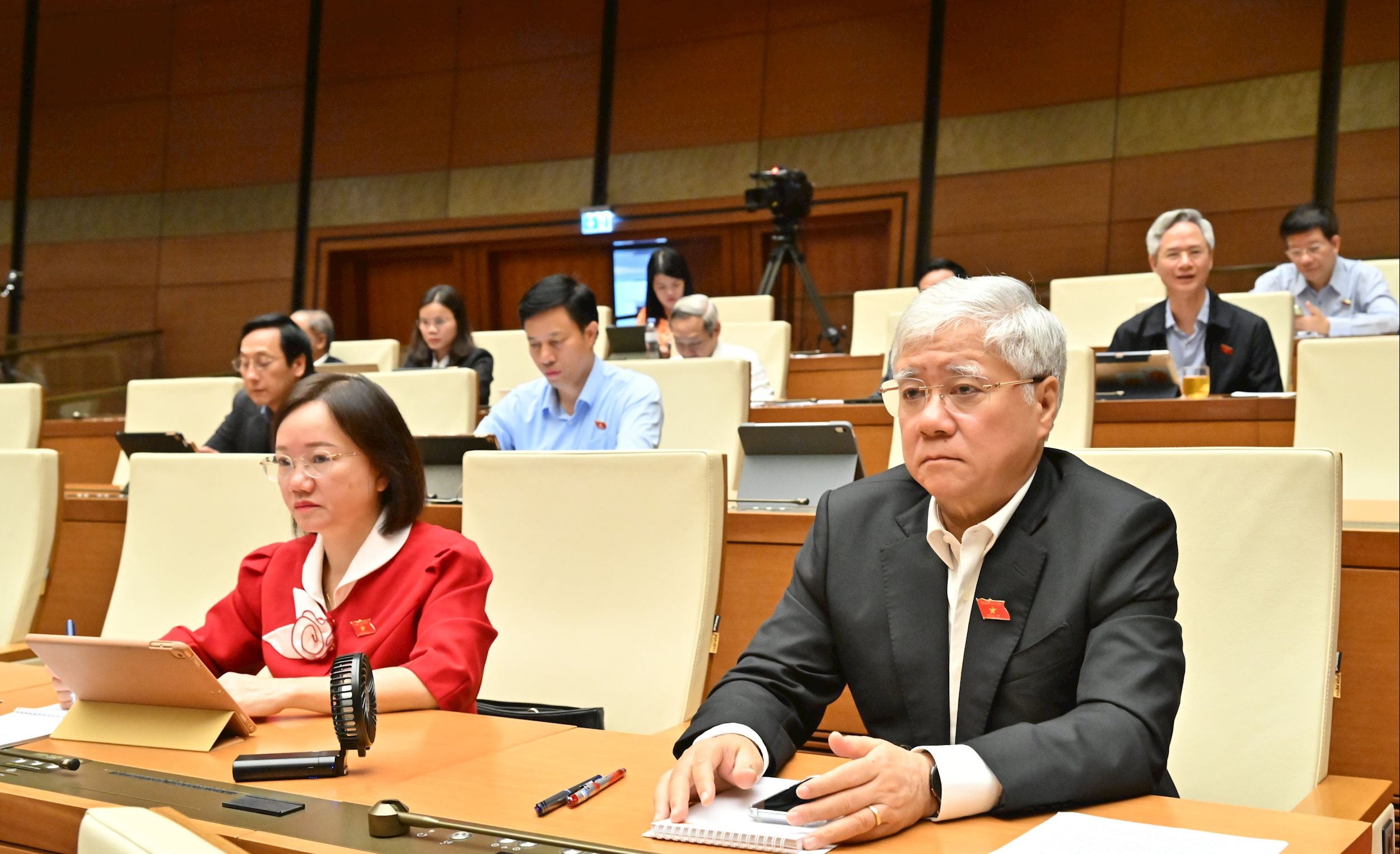 Vicevoorzitter van de Nationale Vergadering Do Van Chien en de afgevaardigden tijdens de bijeenkomst van de Nationale Vergadering van Vietnam_7939(1).jpg