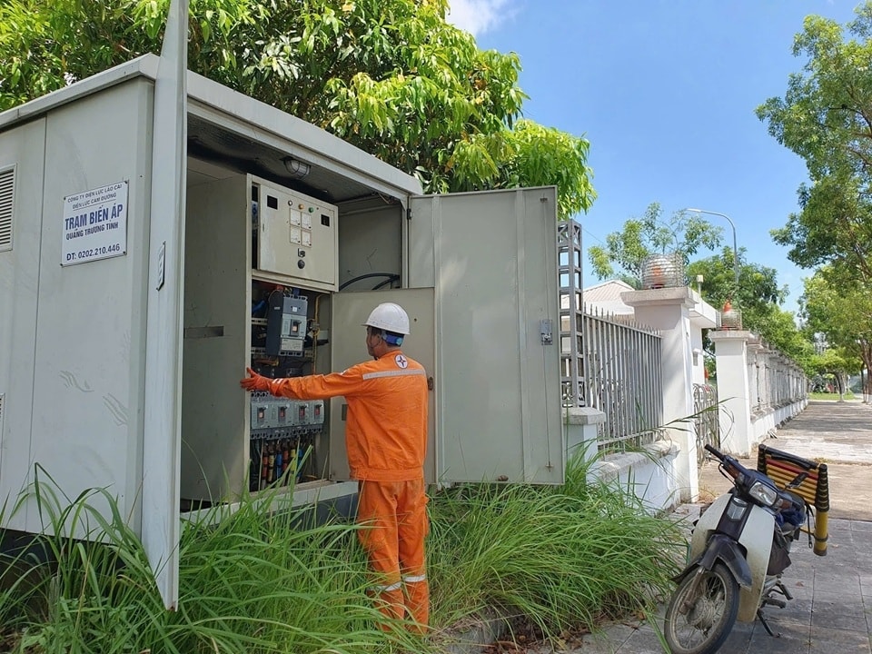 ກຳມະກອນ 3 ທ່ານ ຂອງຄະນະບໍລິຫານງານທົ່ວໄປ ແຄ໋ງຮ່ວາ ກວດກາ ແລະ ກວດກາ ສະຖານີ ໝໍ້ແປງໄຟຟ້າ ນາມເກື່ອງ. ຮູບພາບ: NPC