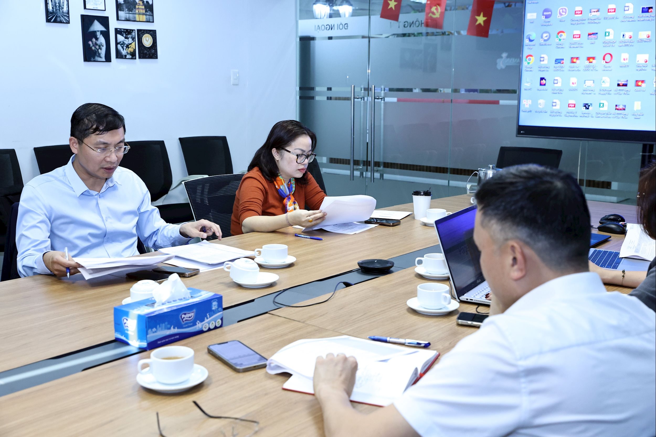 Membrii Subcomitetului pentru Ziare Electronice Dien Hong discută și evaluează lucrările participante (1)