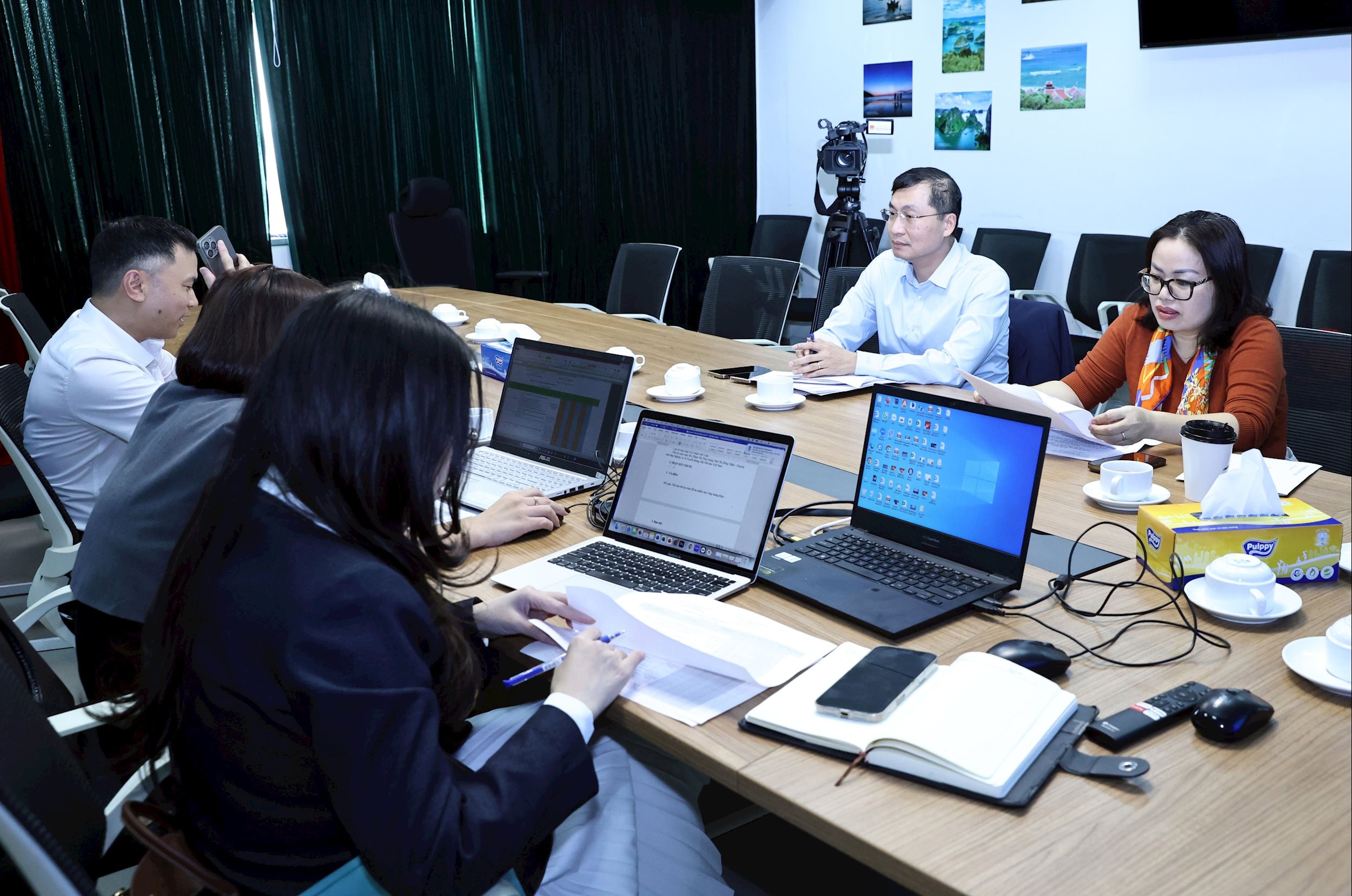 Membrii Subcomitetului pentru Ziare Electronice Dien Hong discută și evaluează lucrările participante (2)