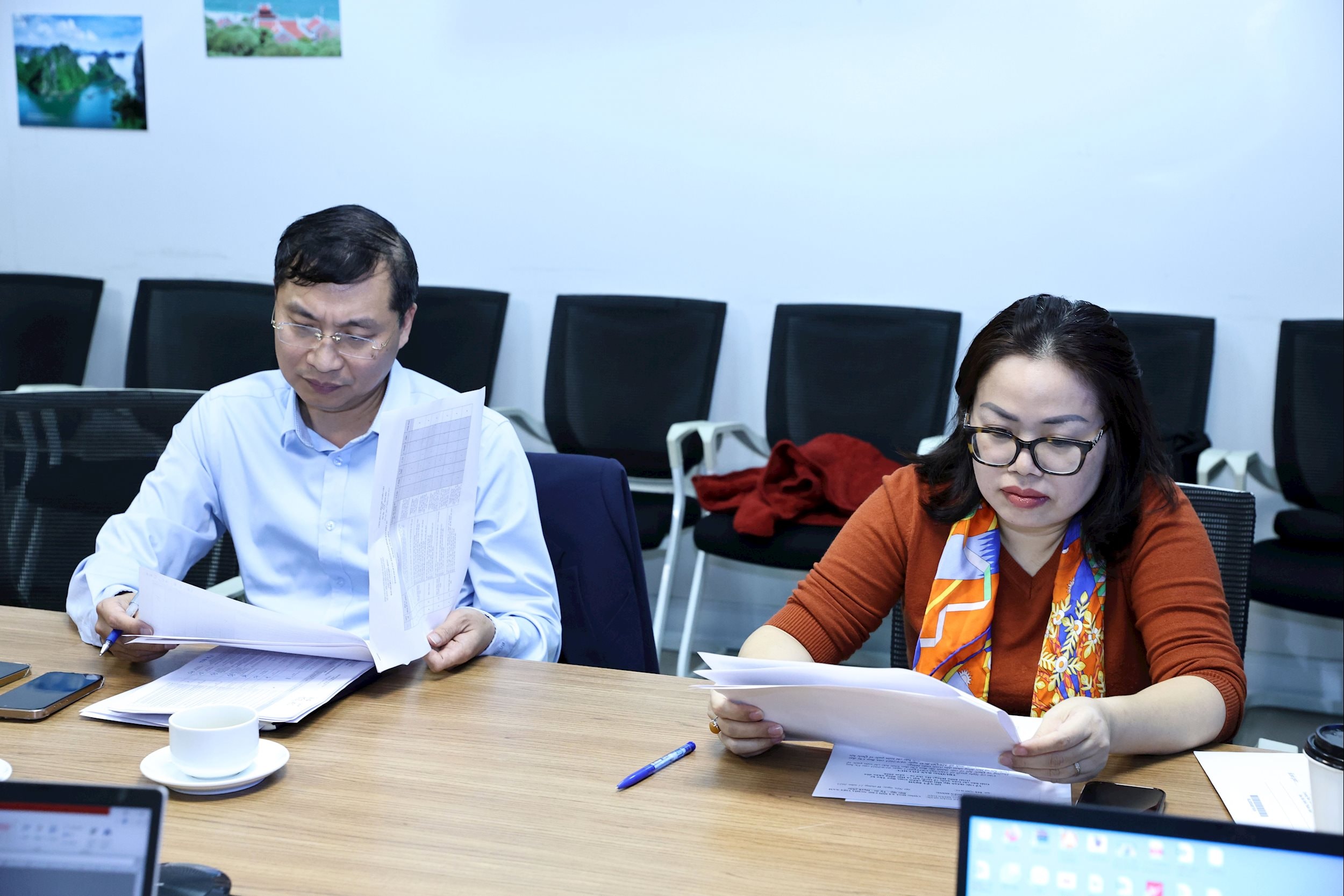 Membrii Subcomitetului pentru Ziare Electronice Dien Hong discută și evaluează lucrările participante (4)