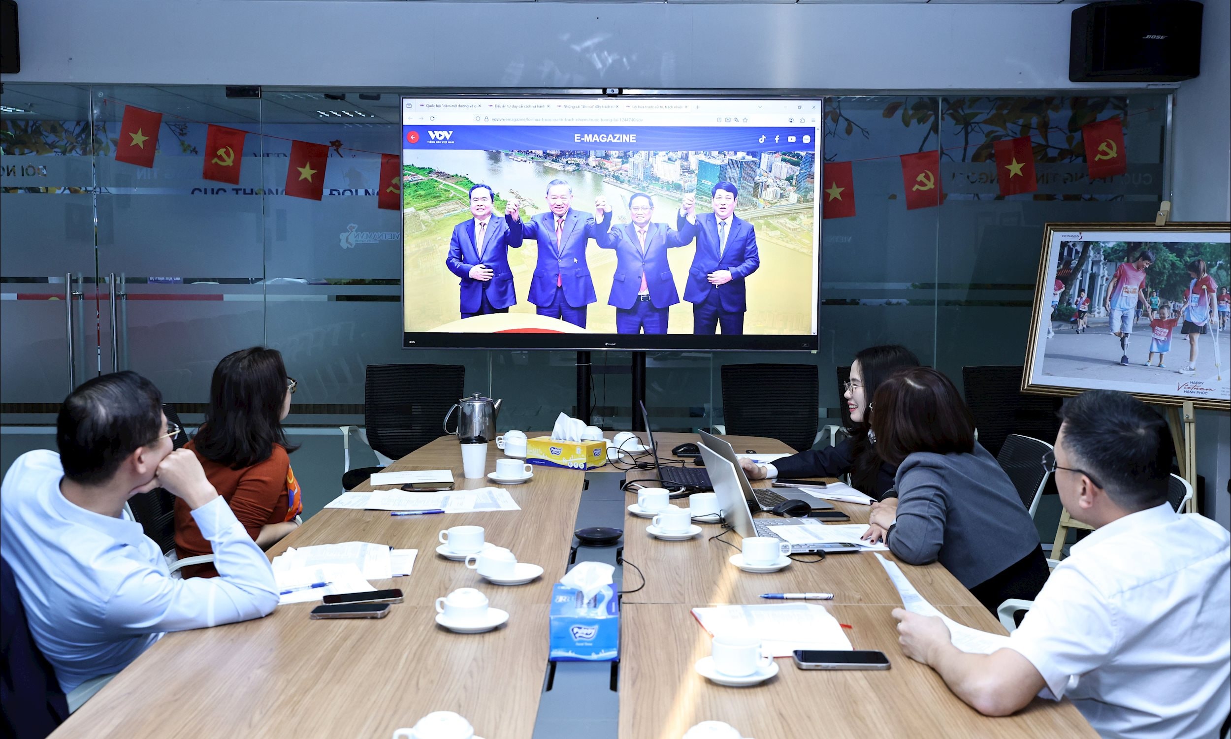 Membrii Subcomitetului pentru Ziare Electronice Dien Hong discută și evaluează lucrările participante (5)