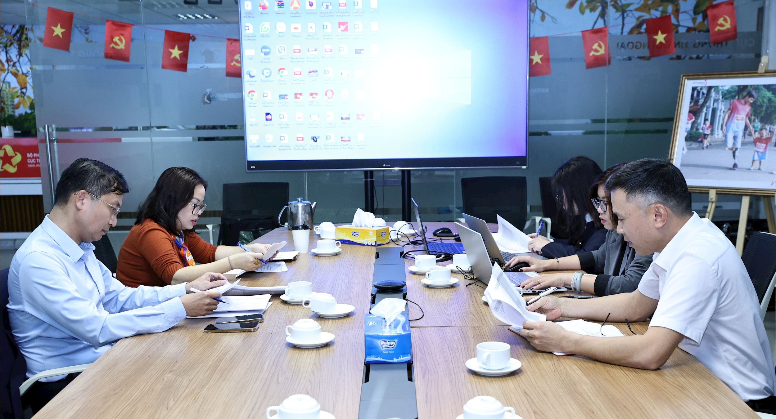 Membrii Subcomitetului pentru Ziare Electronice Dien Hong discută și evaluează lucrările participante.