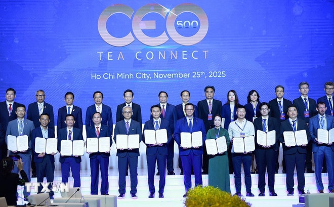 Thủ tướng Phạm Minh Chính và các đại biểu chứng kiến trao thảo thuận hợp tác đầu tư giữa doanh nghiệp và các địa phương. (Ảnh: Dương Giang/TTXVN) ttxvn-thu-tuong-pham-minh-chinh-tham-du-chuong-trinh-ceo-500-tea-connect-8432280-3.jpg