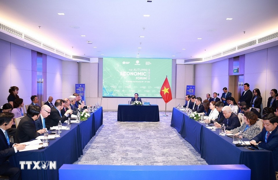 Premier Pham Minh Chinh ontvangt internationale bedrijven uit de financiële sector. (Foto: Duong Giang/VNA)