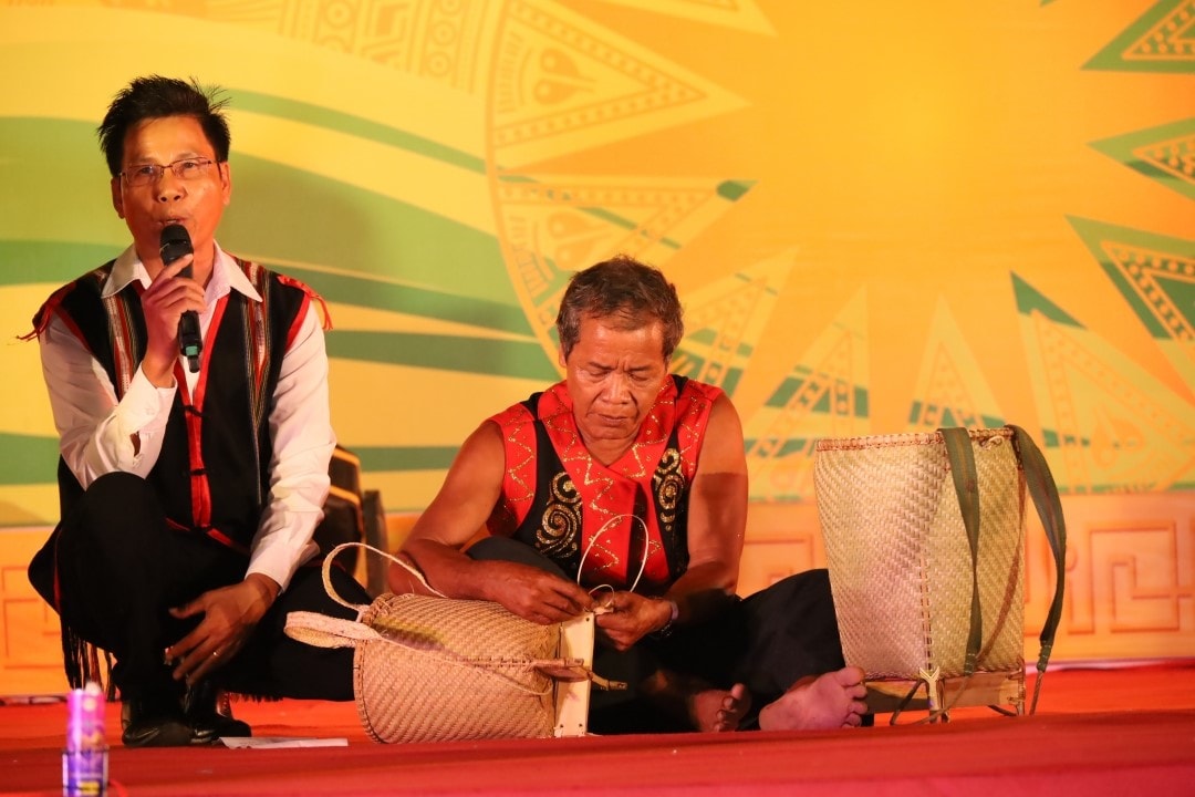 Старейшина деревни Ха Као из коммуны Чунг Кхань Винь демонстрирует традиционное плетение корзин в рамках местной культурной программы.