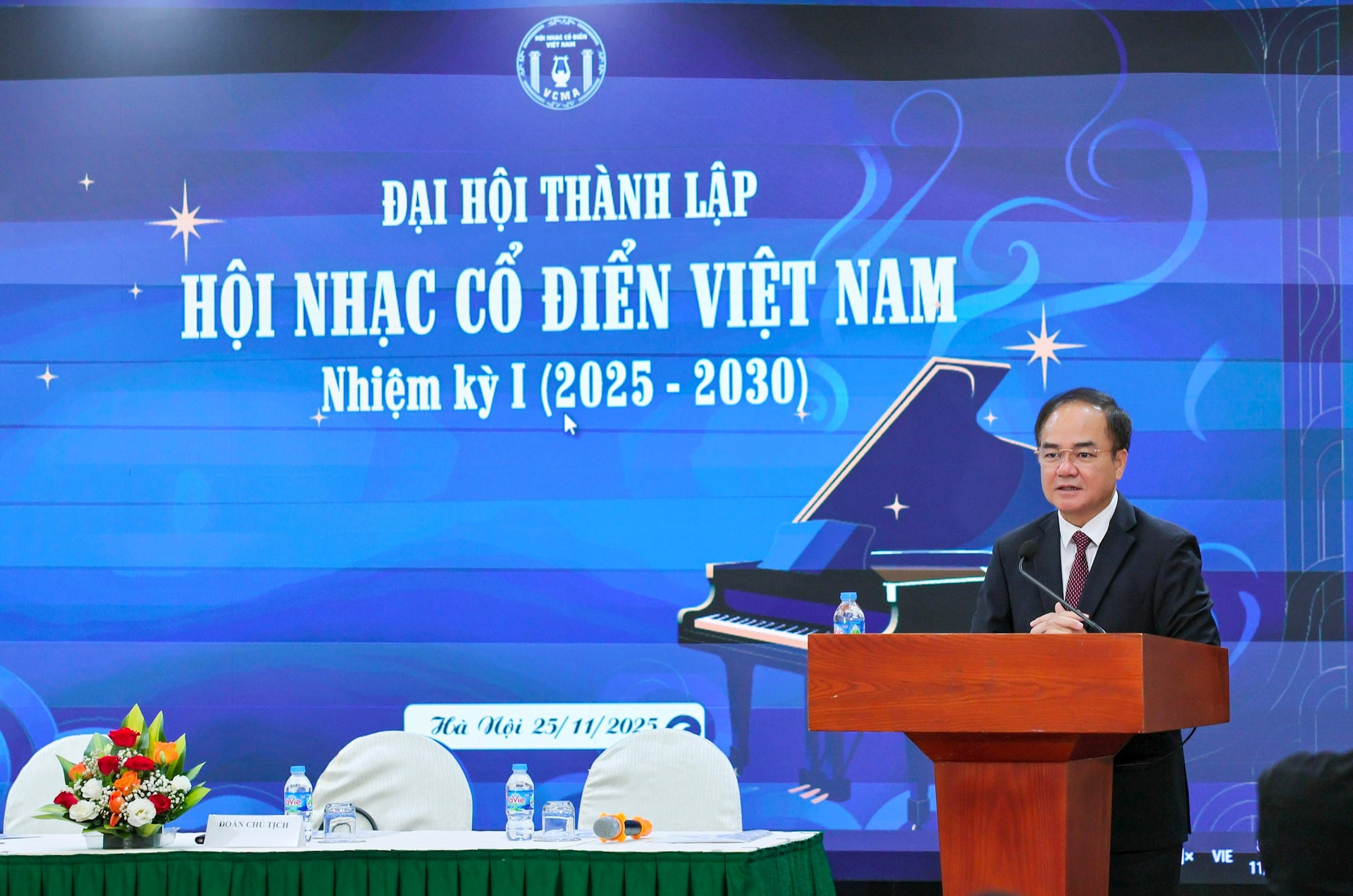 hnm.1cdn.vn-2025-11-25-f65a255838-_dai-hoi-nhac-co-dien-vu-chien-thang.jpeg