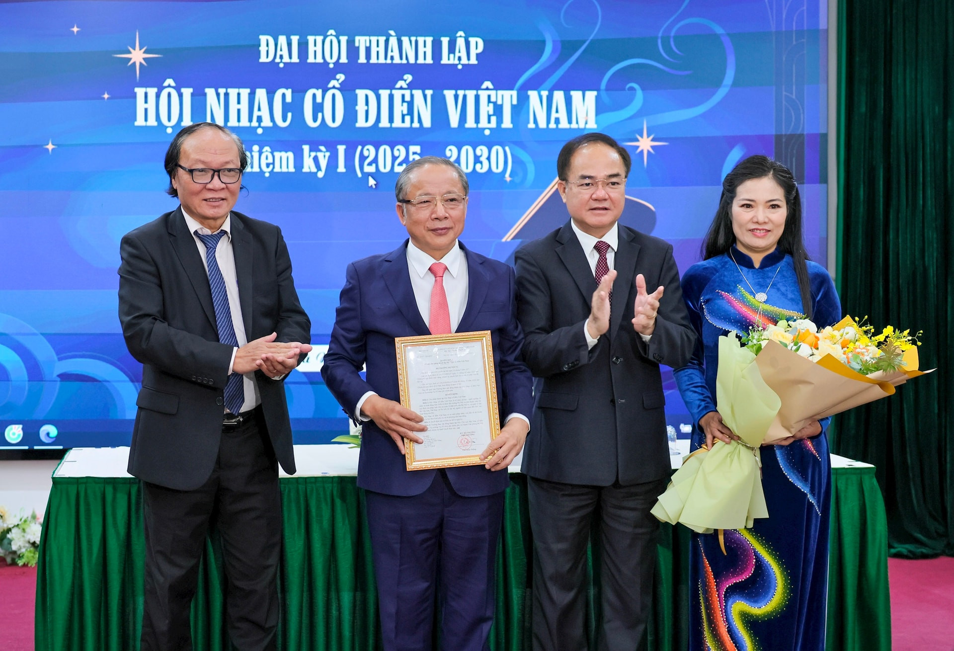 hoi-nhac-co-dien-trao-quyet-dinh.jpeg