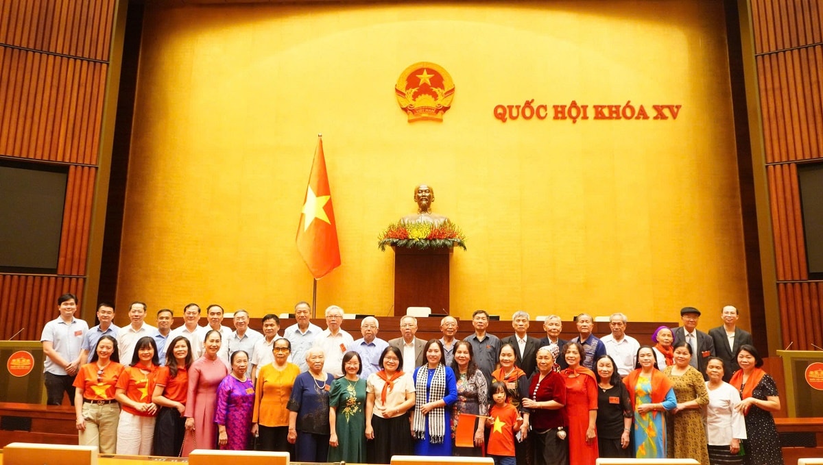 Đoàn chụp ảnh lưu niệm tại Hội trường Diên Hồng, Nhà Quốc hội