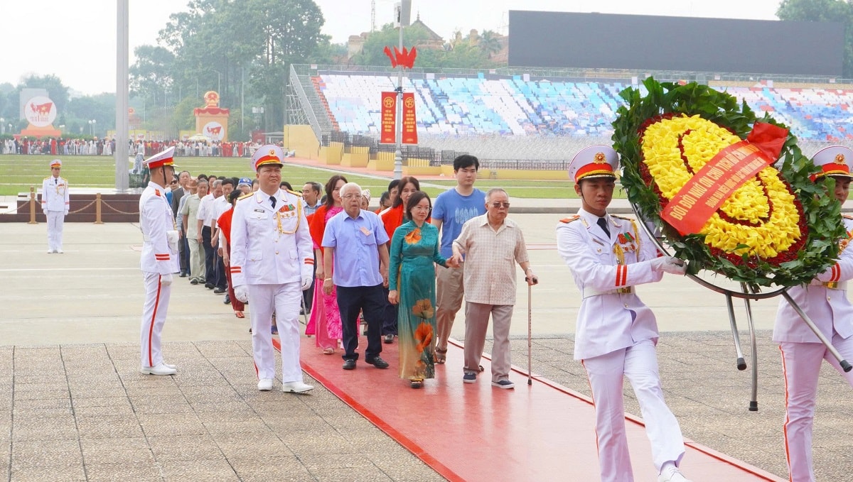 Đoàn các thế hệ đại biểu vào Lăng viếng Chủ tịch Hồ Chí Minh