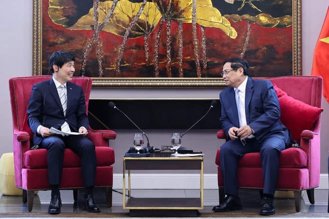 Prime Minister Pham Minh Chinh (R) receives Yamamoto Ichita, Governor of Gunma prefecture, in Quang Ninh on November 25, 2025. (Photo: VNA) vn-japan2.jpg
