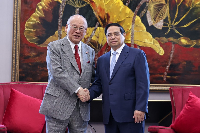 Prime Minister Pham Minh Chinh (R) receives Takebe Tsutomu, Special Advisor to the Japan-Vietnam Parliamentary Friendship Alliance (JVPFA), in Quang Ninh on November 25, 2025. (Photo: VNA)