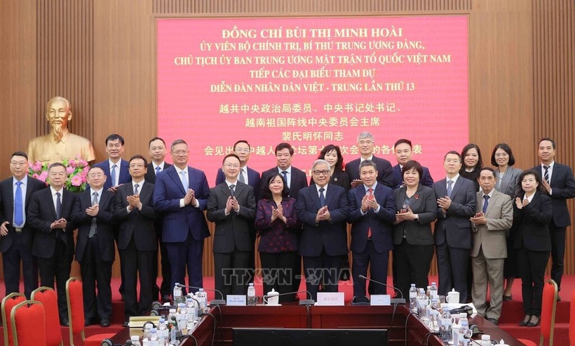 President of the Vietnam Fatherland Front (VFF) Central Committee Bui Thi Minh Hoai (front, seventh from left) and delegates to the 13th Vietnam–China People’s Forum poses for a group photo at their meeting in Hanoi on November 25. (Photo: VNA)
