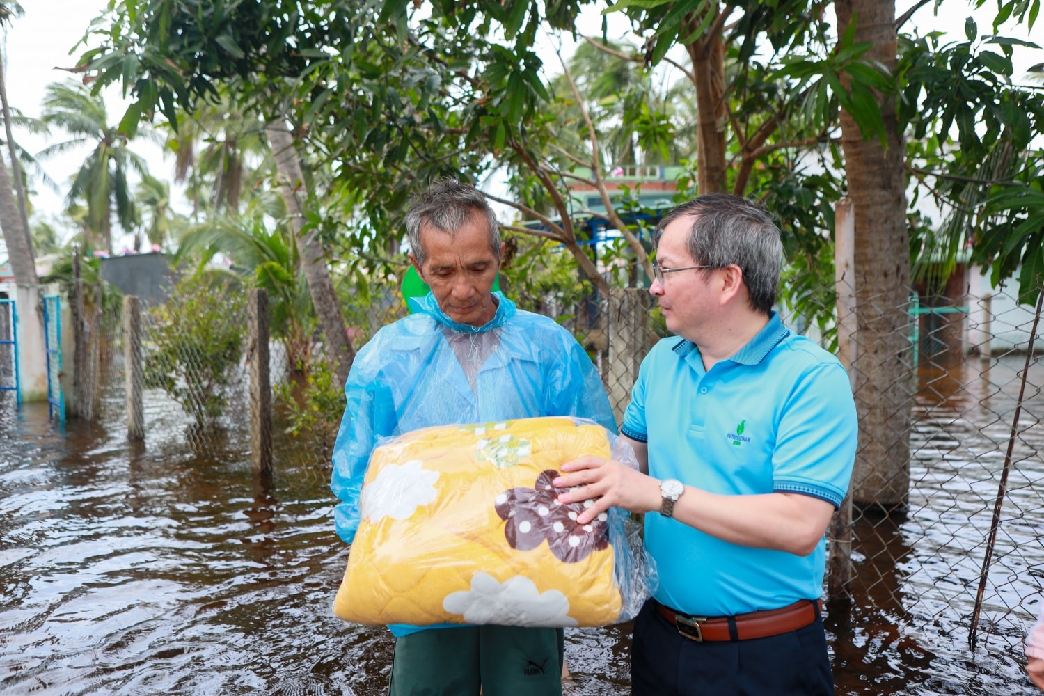 11-Ông Khương Lê Thành - Phó Bí thư Thường trực Đảng ủy, Thành viên HĐQT BSR thăm hỏi và động viên người dân, mong muốn bà con sớm ổn định cuộc sống